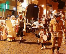 Carro dei teatranti tra gli applausi