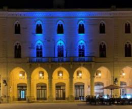 Il municipio è a tinte turchesi