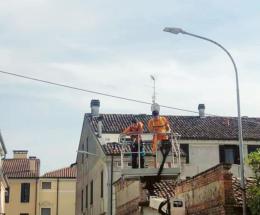 Lampioni accesi a giorni alterni. E giù il termostato