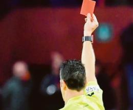 Trattiene l’arbitro, 4 turni di stop
