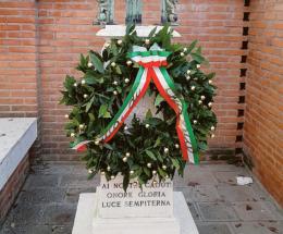 Fiori ai monumenti in memoria dei Caduti