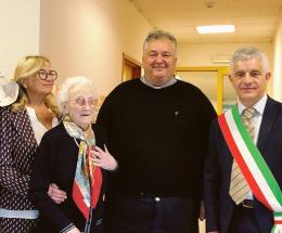 Nonna Ione fa un secolo, regina di sacher e fiori di zucca