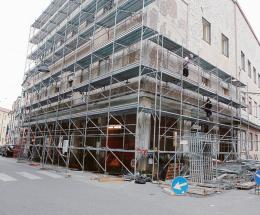 Prima la facciata dell’ex Celio, poi marciapiede e portici