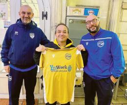 Il tifoso speciale riceve la maglia