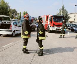 Isola spartitraffico, semaforo e vigili