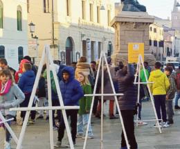 Ragazzi in piazza contro la violenza di genere