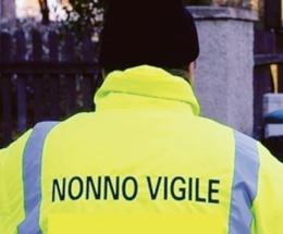 Nonni vigile, angeli sulle strade verso la scuola
