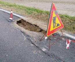 Strada in condizioni disastrose: chiusa