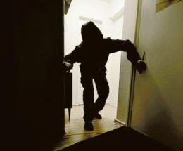 Aprono la porta di casa e si trovano davanti i ladri