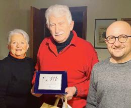 Targa e stella di Natale come omaggio a Giordano Braga