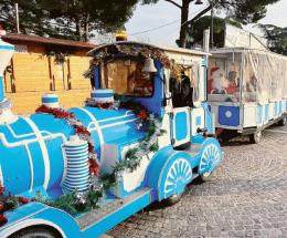 Tutti a bordo: al mercatino si va col trenino