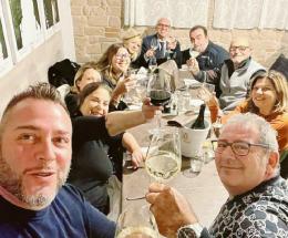 I pendolari formano un gruppo "quelli della pensilina"