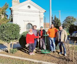 Un albero con materiale di riciclo