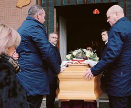 L'ultimo abbraccio a Giovanni Papuzzi
