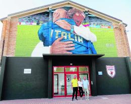 Ad Adria un grande murale sull’abbraccio con Mancini