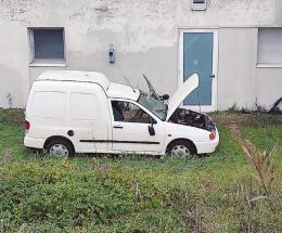Un’auto abbandonata da mesi