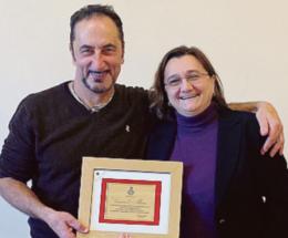 Il paese abbraccia il suo tuttofare