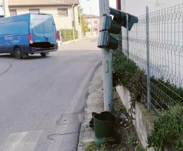 Un camion abbatte il semaforo