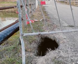 Il ponte di San Sisto chiuso per buche