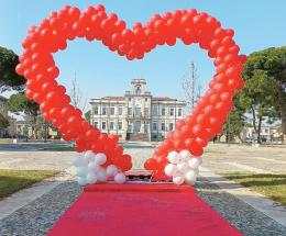 Due cuori per un selfie d'amore