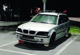 Auto abbandonata finita dietro l’Eurospin