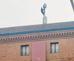 Una grande antenna  "deturpa” la piazza