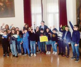 I bimbi donano a Gaffeo le regole delle parole non ostili