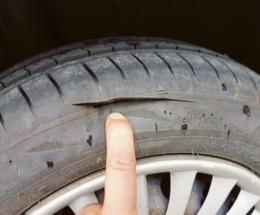 C'è un pazzo che taglia le gomme a tutti
