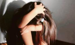 Abusano di una 12enne all'uscita da scuola, due arrestati