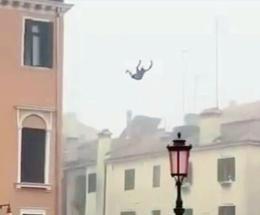 Tuffo dal palazzo, Brugnaro chiede il pugno duro contro i vandali