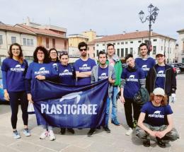 Il centro città è ricoperto di mozziconi