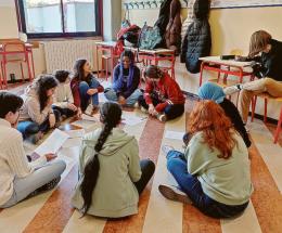 Trecento ragazzi entrano in scena