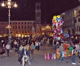 Aprire di sera o no? I negozianti si spaccano