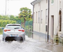“Basta allagamenti”. Insorge via Stacche