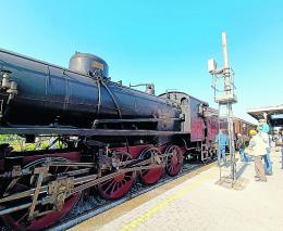 Il treno storico fa tappa in città, ma i bambini lo perdono 