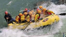 Lezioni di team building e lavoro di gruppo gli studenti apprendono grazie al rafting