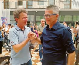 L'ex sindaco stringe la mano a Bobo: “Sarà il sindaco di tutti”