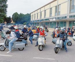 Auto e moto storiche in un carosello nel territorio