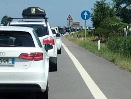 Lunghe code per il mare, c'è anche un tamponamento