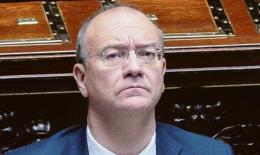 Stop ai cellulari in classe e torna il voto di condotta 