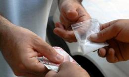Cerca di portare cocaina al fidanzato in carcere