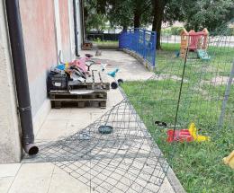 I vandali fanno i “dispetti” anche ai bimbi: devastato il parco giochi
