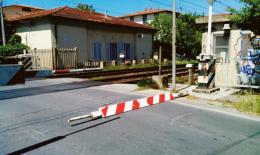 Il passaggio a livello si chiude, lui passa lo stesso: la sbarra sfonda il vetro e rischia di trafiggerlo