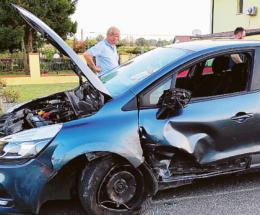 Frontale sulla provinciale, distrutte due auto
