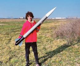 A 16 anni lancia un satellite