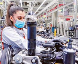 Giù la produzione industriale e scende anche il fatturato