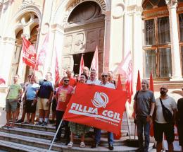 “Non lasciateci soli” protesta davanti al tribunale