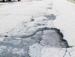 Buca pericolosa, vittima una bimba