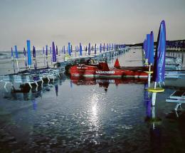 La mareggiata distrugge la spiaggia