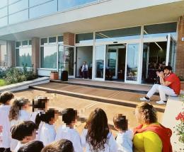 Incontro tra generazioni con sorrisi